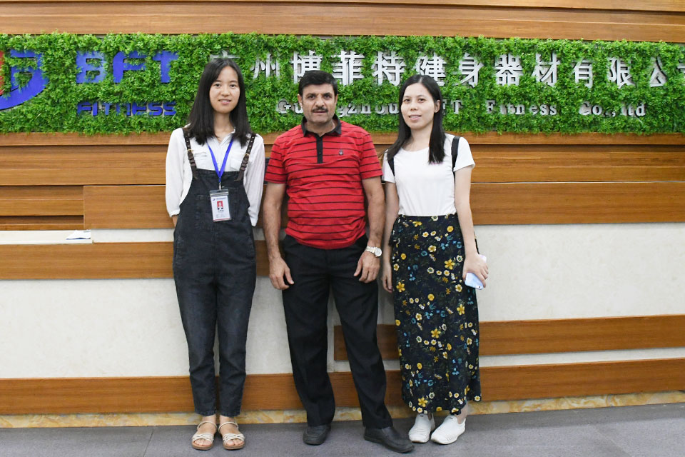 Saudi customers come to China to purchase gym instrument