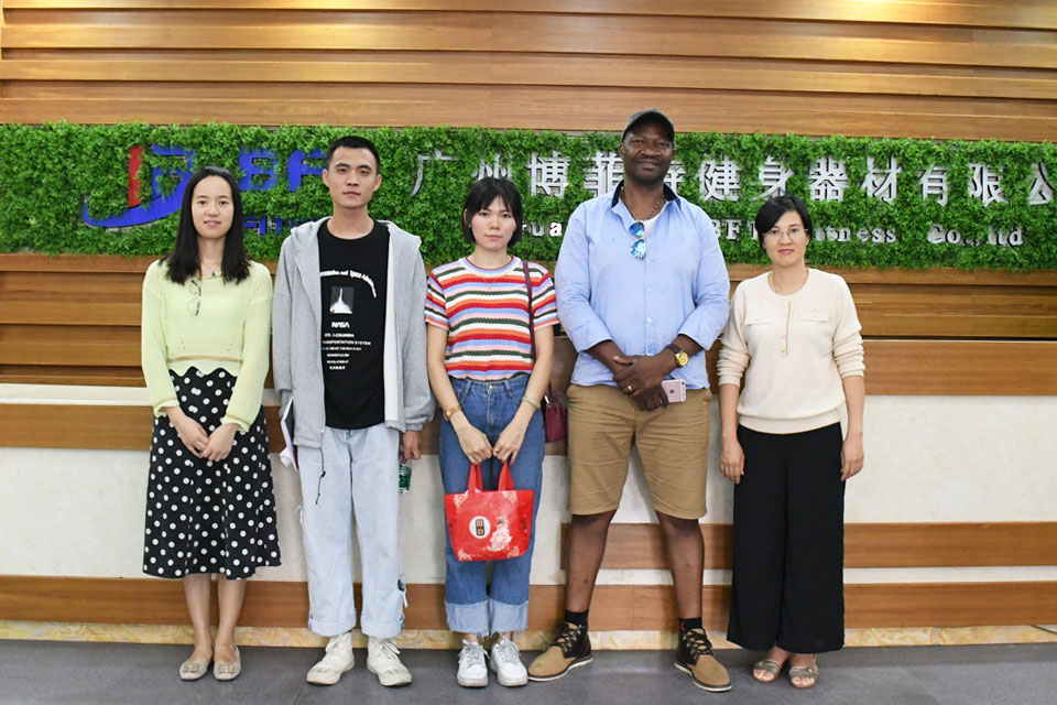 Mozambican customers import Chinese fitness equipment