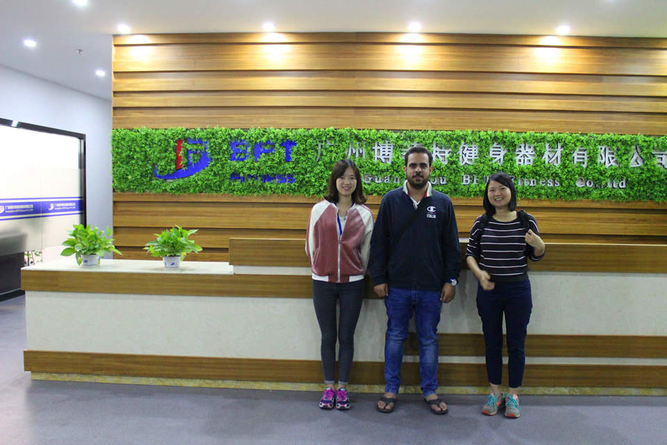 Saudi customers import fitness equipment from China