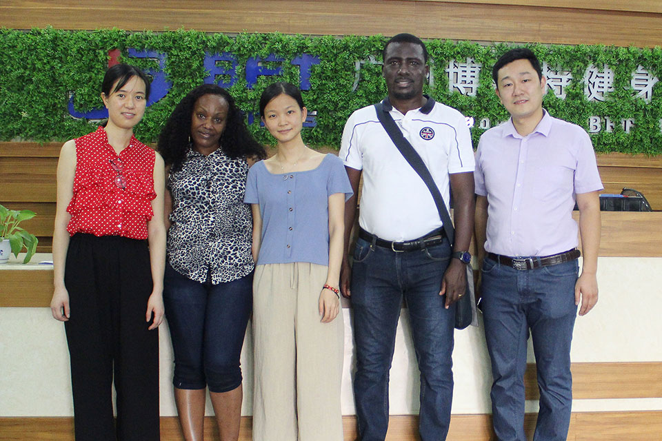 Tanzanian customers come to China to import fitness equipment