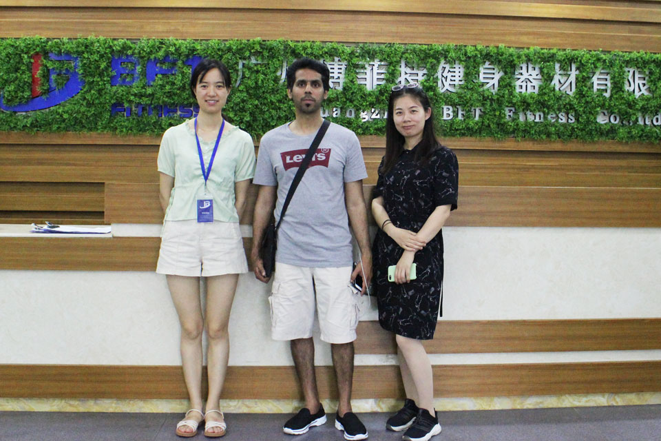 Qatar Customers Come to China to Import Gym Equipment.