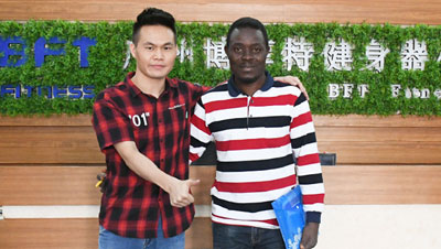 Nigerian customers come to China to purchase gym equipment