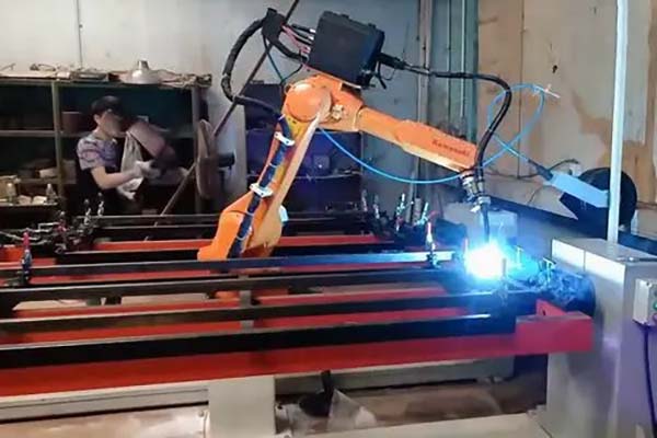 Automatic welding of mechanical arm