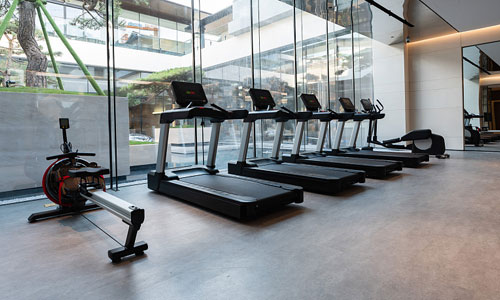 What fitness equipment should be equipped in the company gym